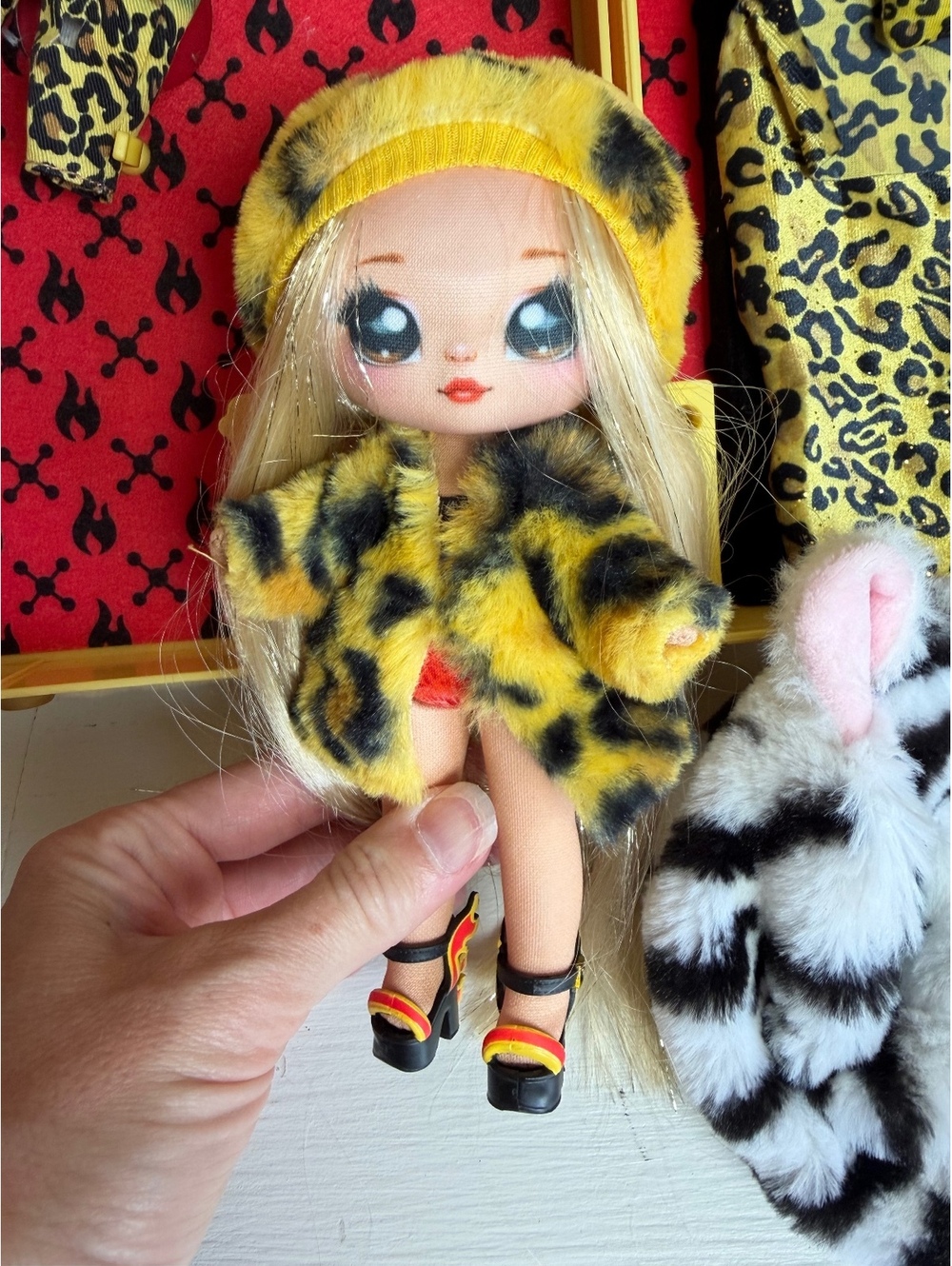 Na! Na! Na! Surprise 3-in-1 Backpack Bedroom Jennel Jaguar Playset & Extras - Picture 2 of 9